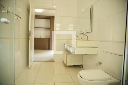 Casa à venda com 250m², 4 quartos e 4 vagasBanheiro da Suíte