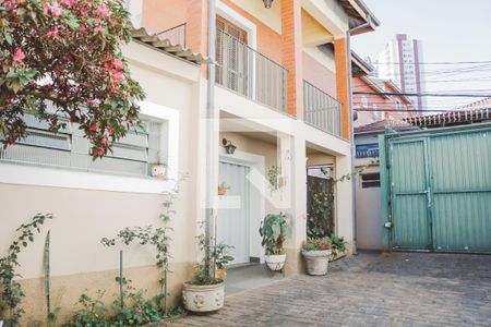 Casa à venda com 374m², 6 quartos e 5 vagas Casa à venda com 374m², 6 quartos e 5 vagasEntrada
