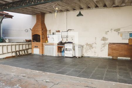 Casa à venda com 374m², 6 quartos e 5 vagas Casa à venda com 374m², 6 quartos e 5 vagasQuintal