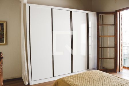 Casa à venda com 374m², 6 quartos e 5 vagas Casa à venda com 374m², 6 quartos e 5 vagasQuarto