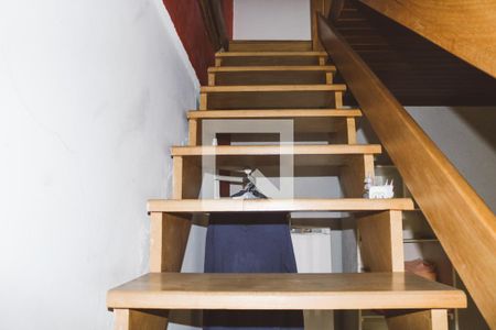 Casa à venda com 374m², 6 quartos e 5 vagas Casa à venda com 374m², 6 quartos e 5 vagasEscada