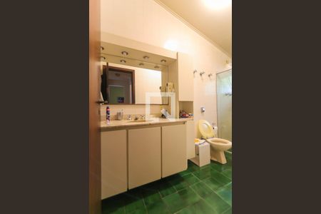 Casa à venda com 300m², 4 quartos e 2 vagasBanheiro do Quarto 1