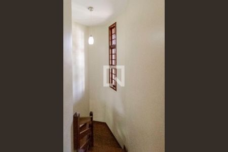 Casa à venda com 365m², 4 quartos e 2 vagasEscada