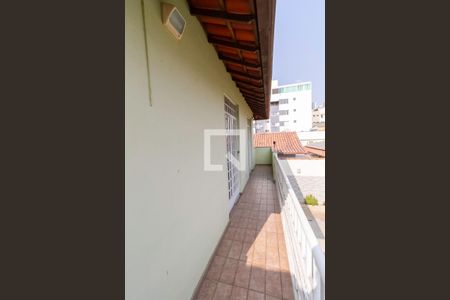 Casa à venda com 365m², 4 quartos e 2 vagasVaranda dos quartos 2 e 3