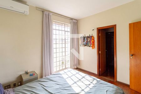 Casa à venda com 365m², 4 quartos e 2 vagasSuíte 