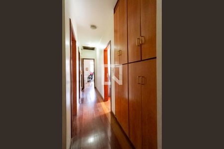 Casa à venda com 365m², 4 quartos e 2 vagasCorredor