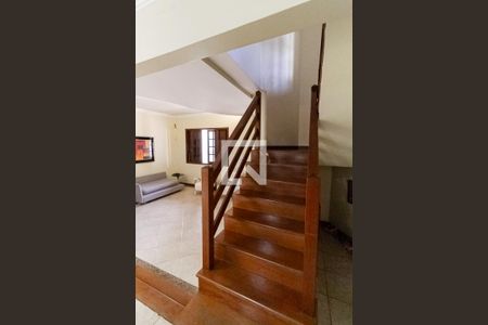 Casa à venda com 365m², 4 quartos e 2 vagasEscada