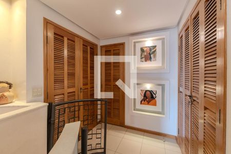 Apartamento à venda com 135m², 2 quartos e 1 vaga Apartamento à venda com 135m², 2 quartos e 1 vagaEscada