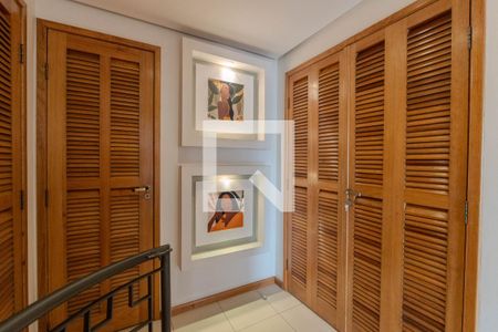 Apartamento à venda com 135m², 2 quartos e 1 vaga Apartamento à venda com 135m², 2 quartos e 1 vagaEscada