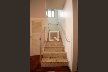 Casa à venda com 237m², 3 quartos e 1 vagaEscada para os Quartos