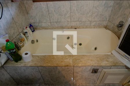 Casa de condomínio à venda com 389m², 4 quartos e 5 vagasDetalhe Banheiro Suíte 1