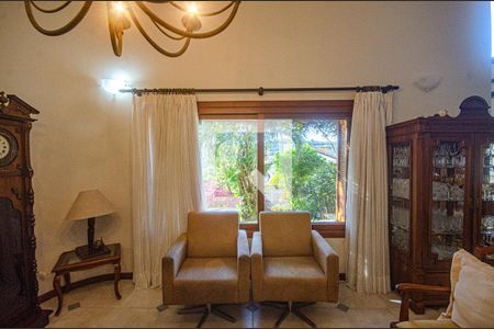 Casa de condomínio à venda com 389m², 4 quartos e 5 vagasDetalhe Sala Intima
