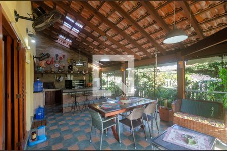 Casa de condomínio à venda com 389m², 4 quartos e 5 vagasEspaço Gourmet / Jardim de Inverno