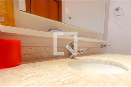 Casa de condomínio à venda com 389m², 4 quartos e 5 vagasDetalhe Banheiro da Suíte 2