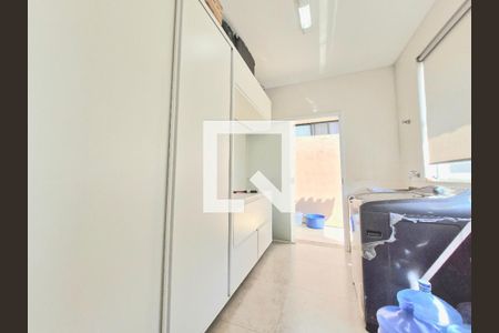 Casa de condomínio à venda com 225m², 5 quartos e 3 vagas Casa de condomínio à venda com 225m², 5 quartos e 3 vagasLavanderia