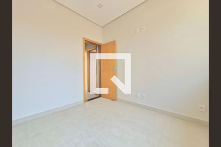 Casa de condomínio à venda com 225m², 5 quartos e 3 vagas Casa de condomínio à venda com 225m², 5 quartos e 3 vagasQuarto 4