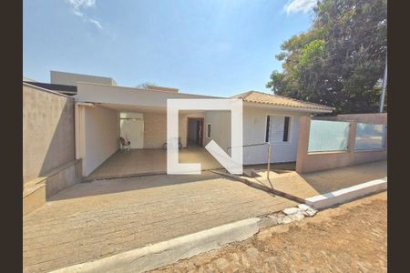 Casa de condomínio à venda com 225m², 5 quartos e 3 vagas Casa de condomínio à venda com 225m², 5 quartos e 3 vagasFachada