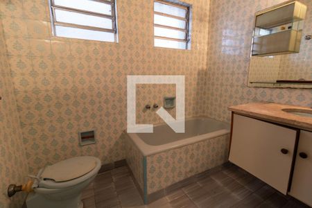 Casa à venda com 226m², 4 quartos e 2 vagasBanheiro da Suíte 2