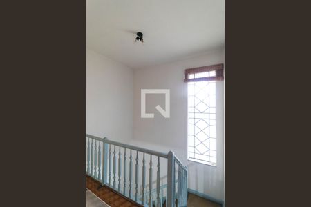 Casa à venda com 274m², 4 quartos e 8 vagas Casa à venda com 274m², 4 quartos e 8 vagasEscada