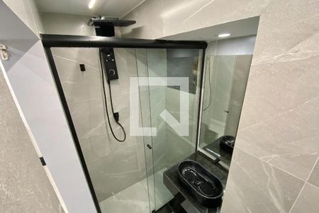 Banheiro de kitnet/studio para alugar com 1 quarto, 30m² em Centro, Rio de Janeiro