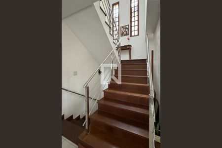 Casa de condomínio à venda com 300m², 4 quartos e 2 vagasEscada
