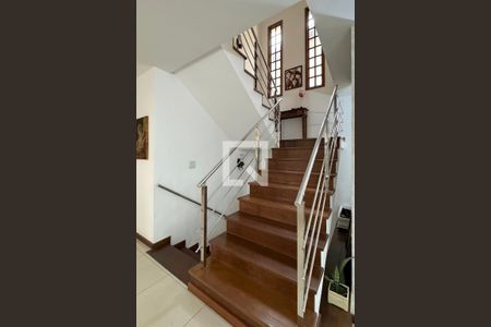 Escada de casa de condomínio para alugar com 4 quartos, 300m² em Alphaville, Santana de Parnaíba