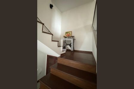 Casa de condomínio à venda com 300m², 4 quartos e 2 vagasEscada