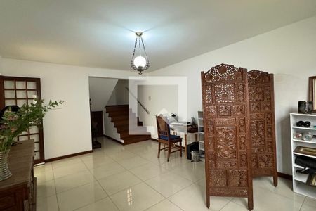 Casa de condomínio à venda com 300m², 4 quartos e 2 vagasEscritório