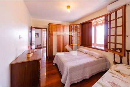 Casa à venda com 366m², 4 quartos e 8 vagasSuíte 2