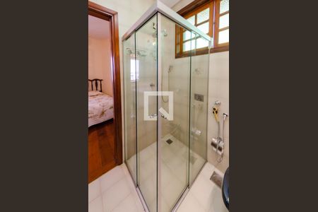 Casa à venda com 366m², 4 quartos e 8 vagasBanheiro suíte 2