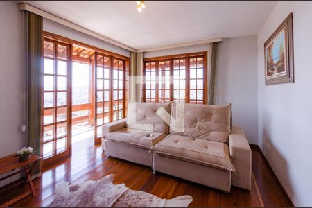 Casa à venda com 366m², 4 quartos e 8 vagasSala 2