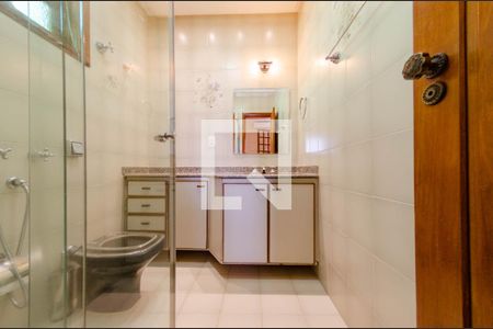 Casa à venda com 366m², 4 quartos e 8 vagasBanheiro suíte 2