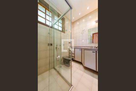 Casa à venda com 366m², 4 quartos e 8 vagasBanheiro suíte 2