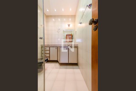 Casa à venda com 366m², 4 quartos e 8 vagasBanheiro suíte 2