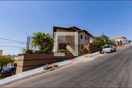 Casa à venda com 366m², 4 quartos e 8 vagasFachada