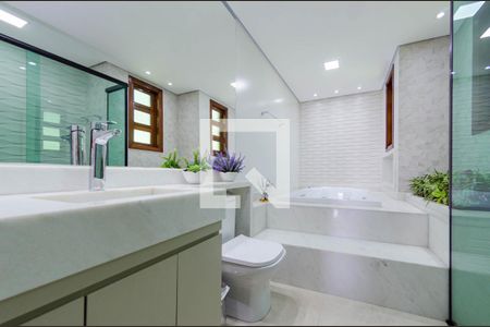 Casa à venda com 366m², 4 quartos e 8 vagasBanheiro suíte 1