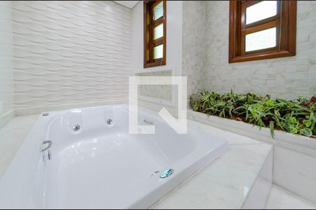 Casa à venda com 366m², 4 quartos e 8 vagasBanheiro suíte 1