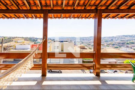 Casa à venda com 366m², 4 quartos e 8 vagasVaranda 2