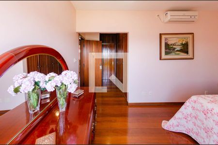 Casa à venda com 366m², 4 quartos e 8 vagasSuite 1