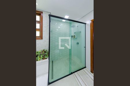 Casa à venda com 366m², 4 quartos e 8 vagasBanheiro suíte 1