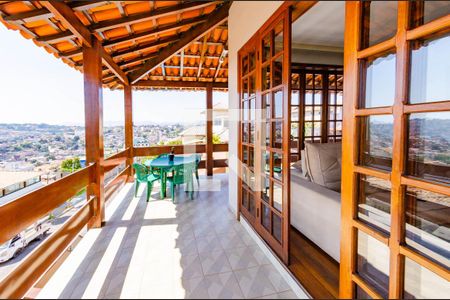 Casa à venda com 366m², 4 quartos e 8 vagasVaranda 2