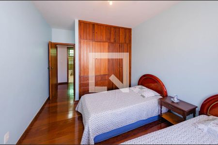 Casa à venda com 366m², 4 quartos e 8 vagasQuarto 2