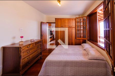 Casa à venda com 366m², 4 quartos e 8 vagasSuíte 2