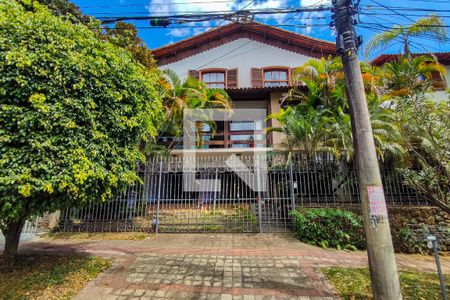 Casa à venda com 450m², 4 quartos e 4 vagas Casa à venda com 450m², 4 quartos e 4 vagasFachada