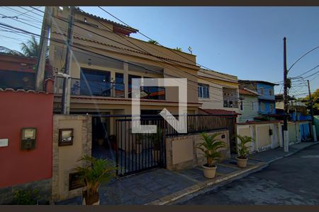 Casa de condomínio à venda com 222m², 3 quartos e 2 vagas Casa de condomínio à venda com 222m², 3 quartos e 2 vagasfachada