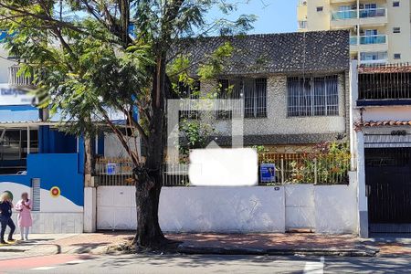 Casa à venda com 220m², 4 quartos e 3 vagas Casa à venda com 220m², 4 quartos e 3 vagasFachada