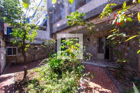 Casa à venda com 220m², 4 quartos e 3 vagas Casa à venda com 220m², 4 quartos e 3 vagasQuintal