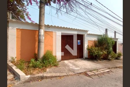 Casa para alugar com 240m², 4 quartos e 1 vagaFachada com Placa de Anúncio Quinto Andar
