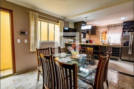 Casa à venda com 220m², 3 quartos e 2 vagas Casa à venda com 220m², 3 quartos e 2 vagasSala de Jantar