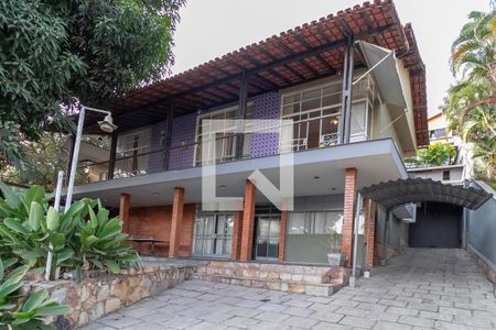 Casa à venda com 1062m², 4 quartos e 8 vagasFachada